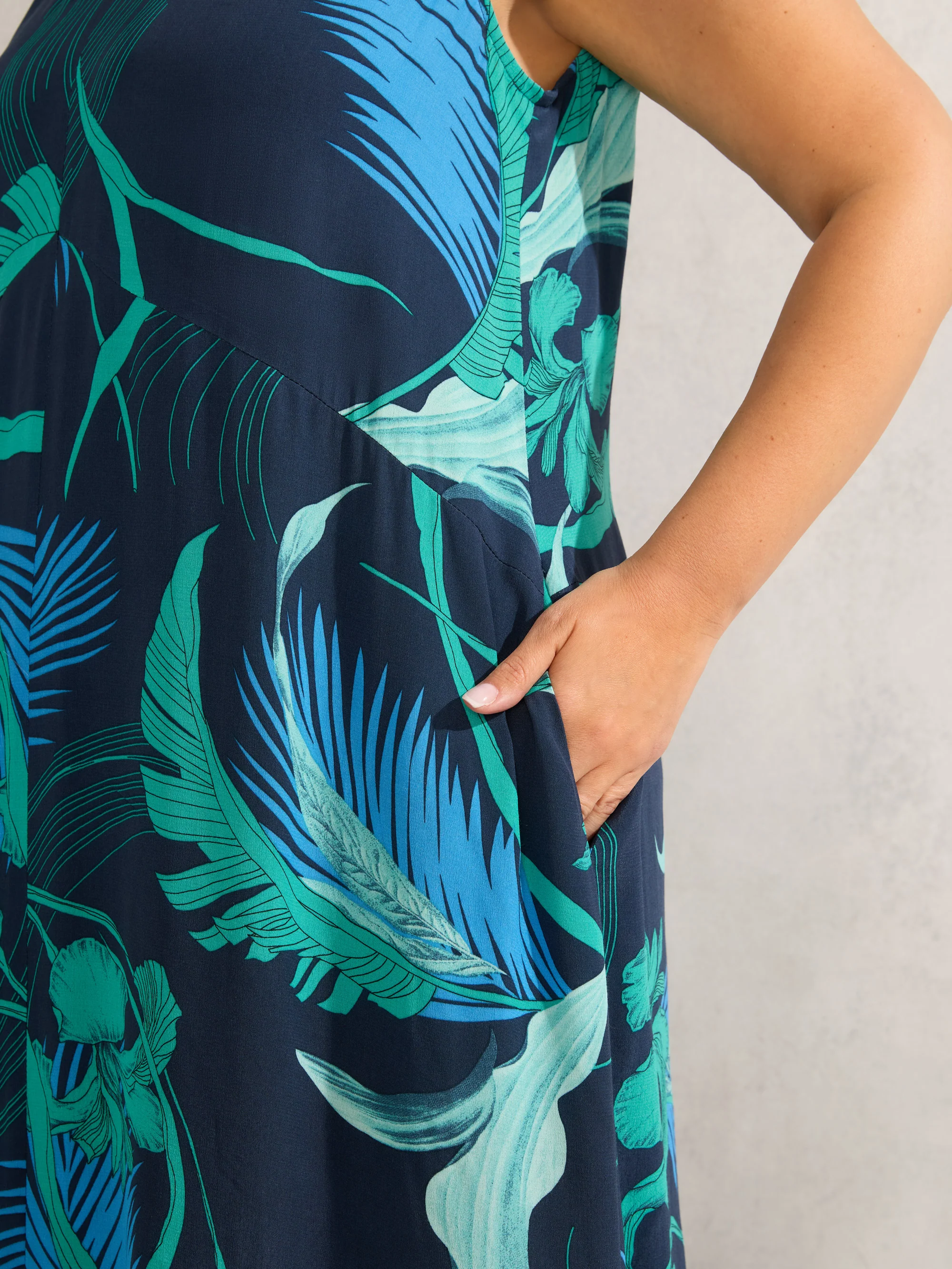 Abstract Leaf Print V Neck Maxi Swing Dress - Image 5