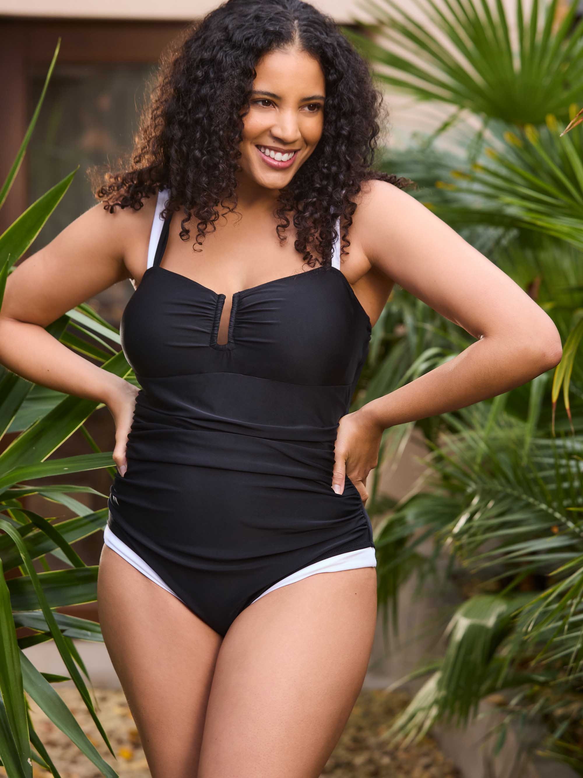 Black And White Contrast Swimsuit - Image 8