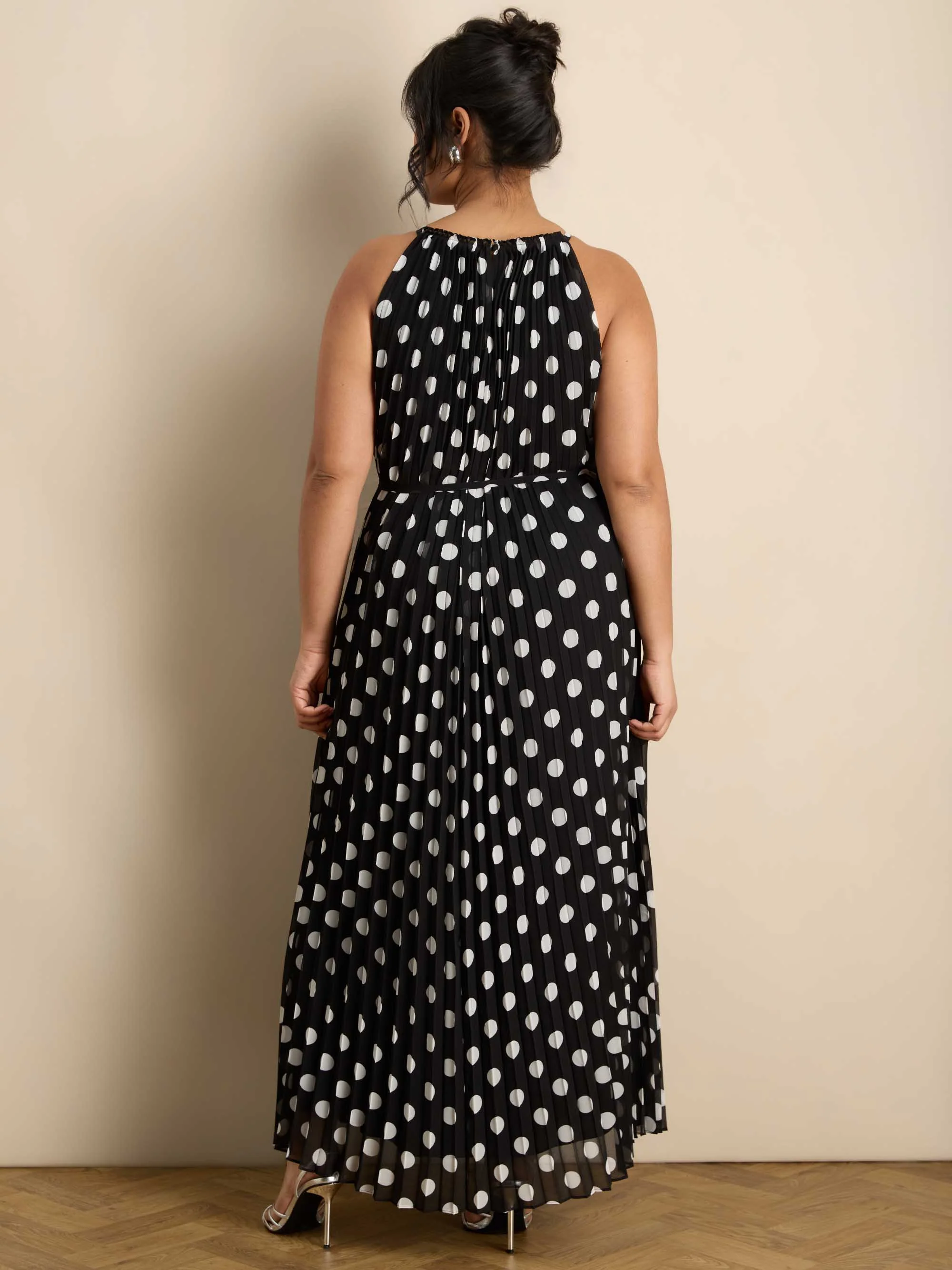 Black And White Spot Print Halter Neck Pleated Maxi Dress - Image 4