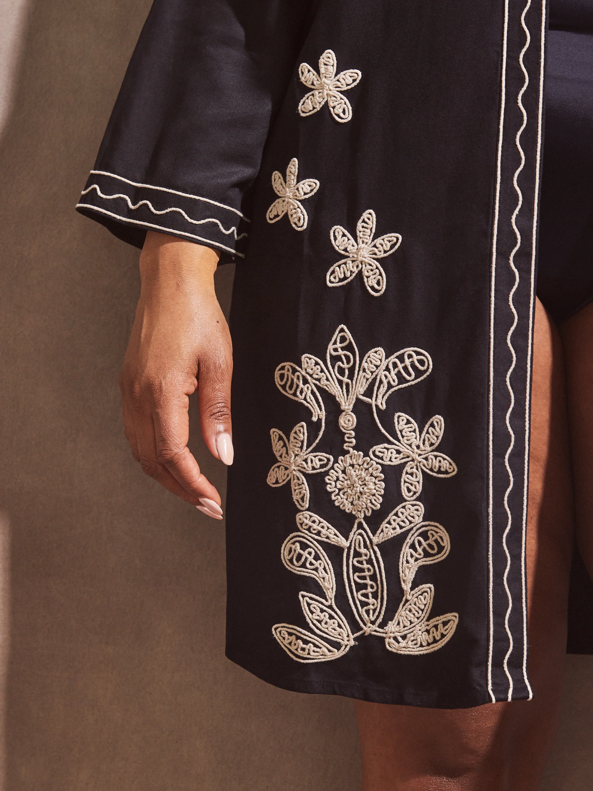 Black Contrast Embroidery Kimono - Image 2