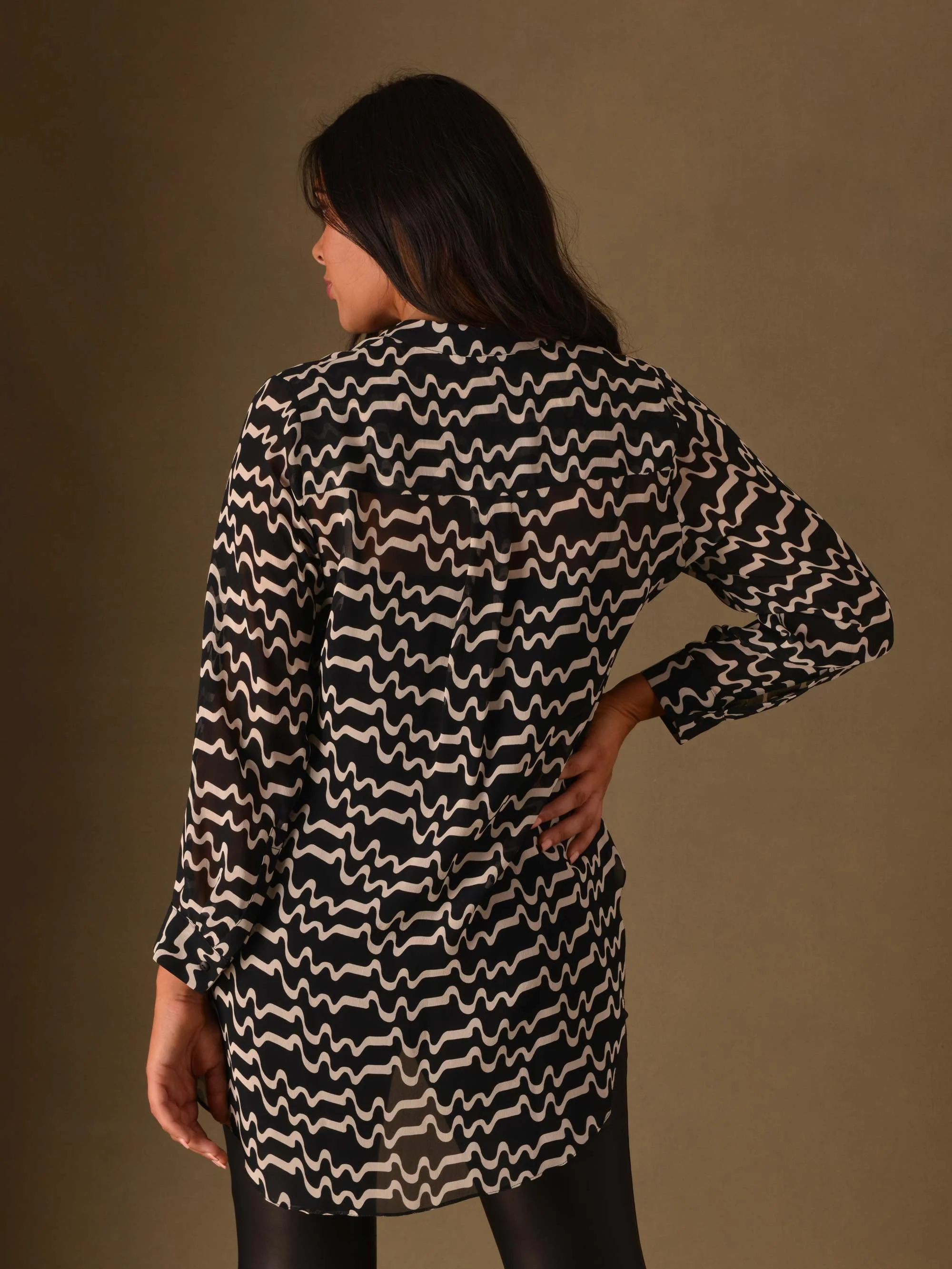 Black & White Wave Print Chuck On Shirt - Image 2