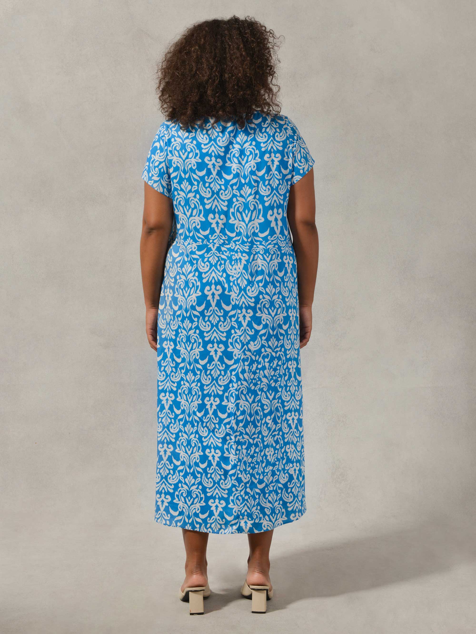 Blue And White Print Short Sleeved Midi Dress - Image 4