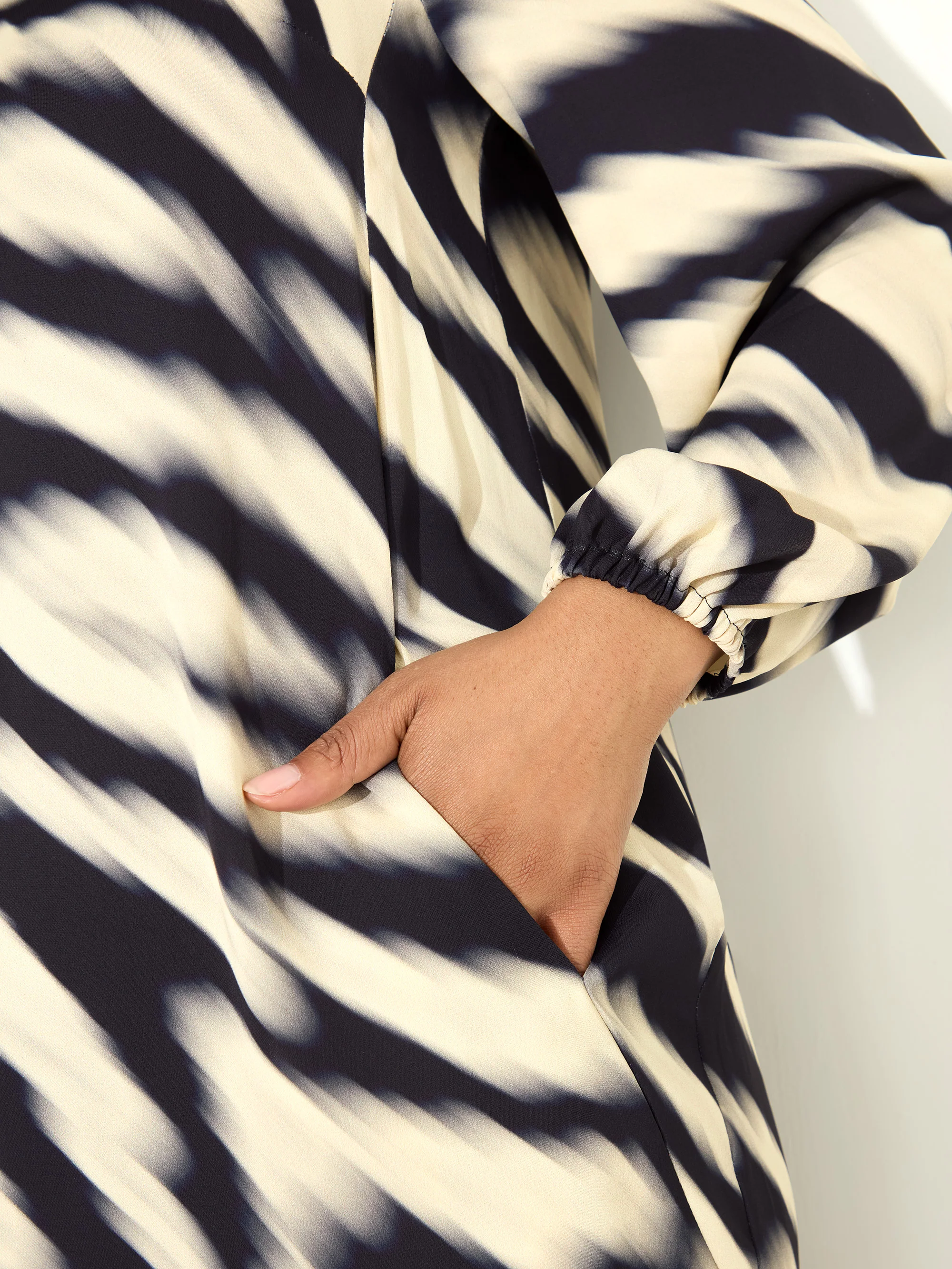Blurred Animal Print Dress With Pockets - Image 3