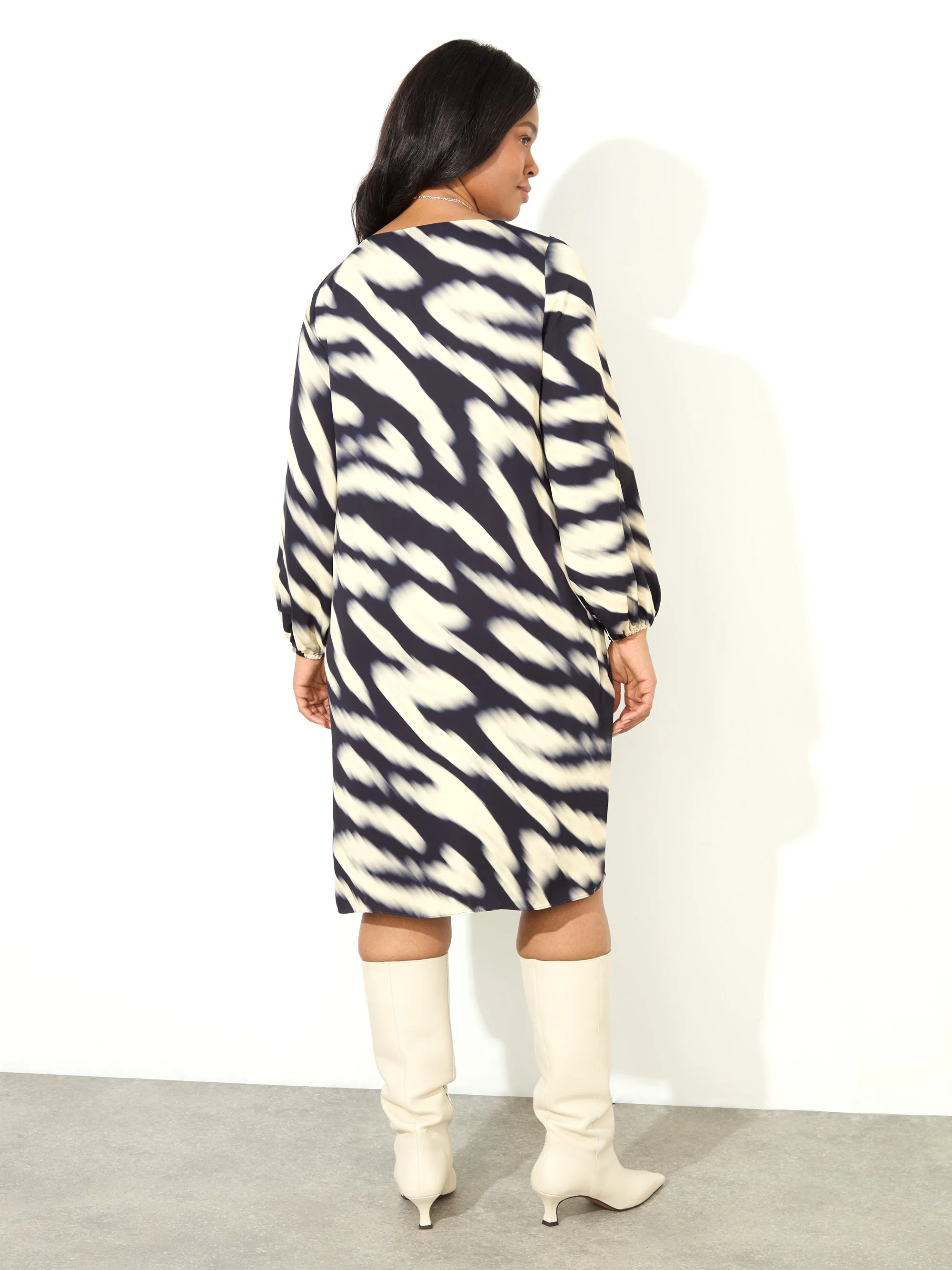 Blurred Animal Print Dress With Pockets - Image 4