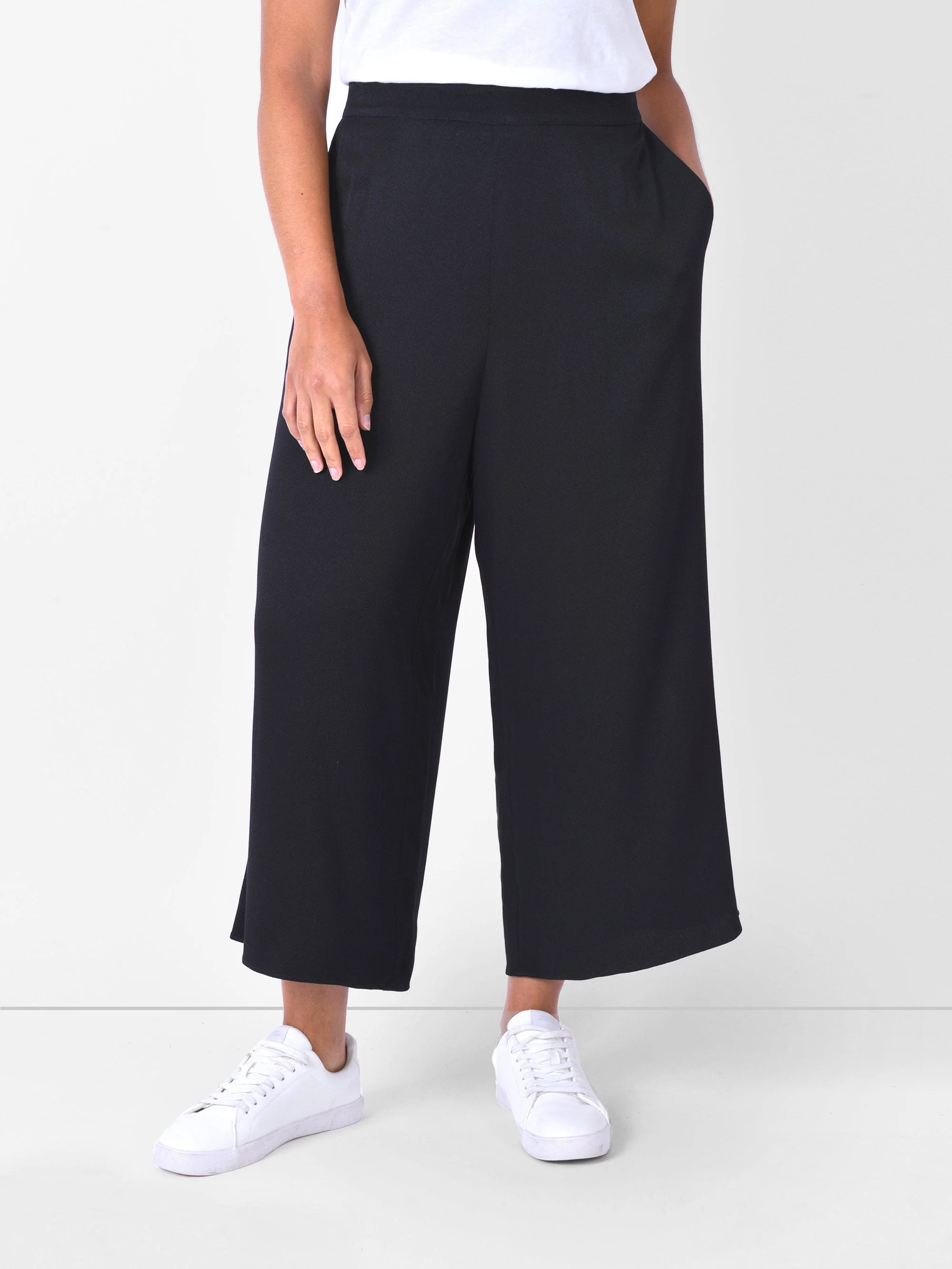 Black Cropped Trousers With Pocket - Image 2