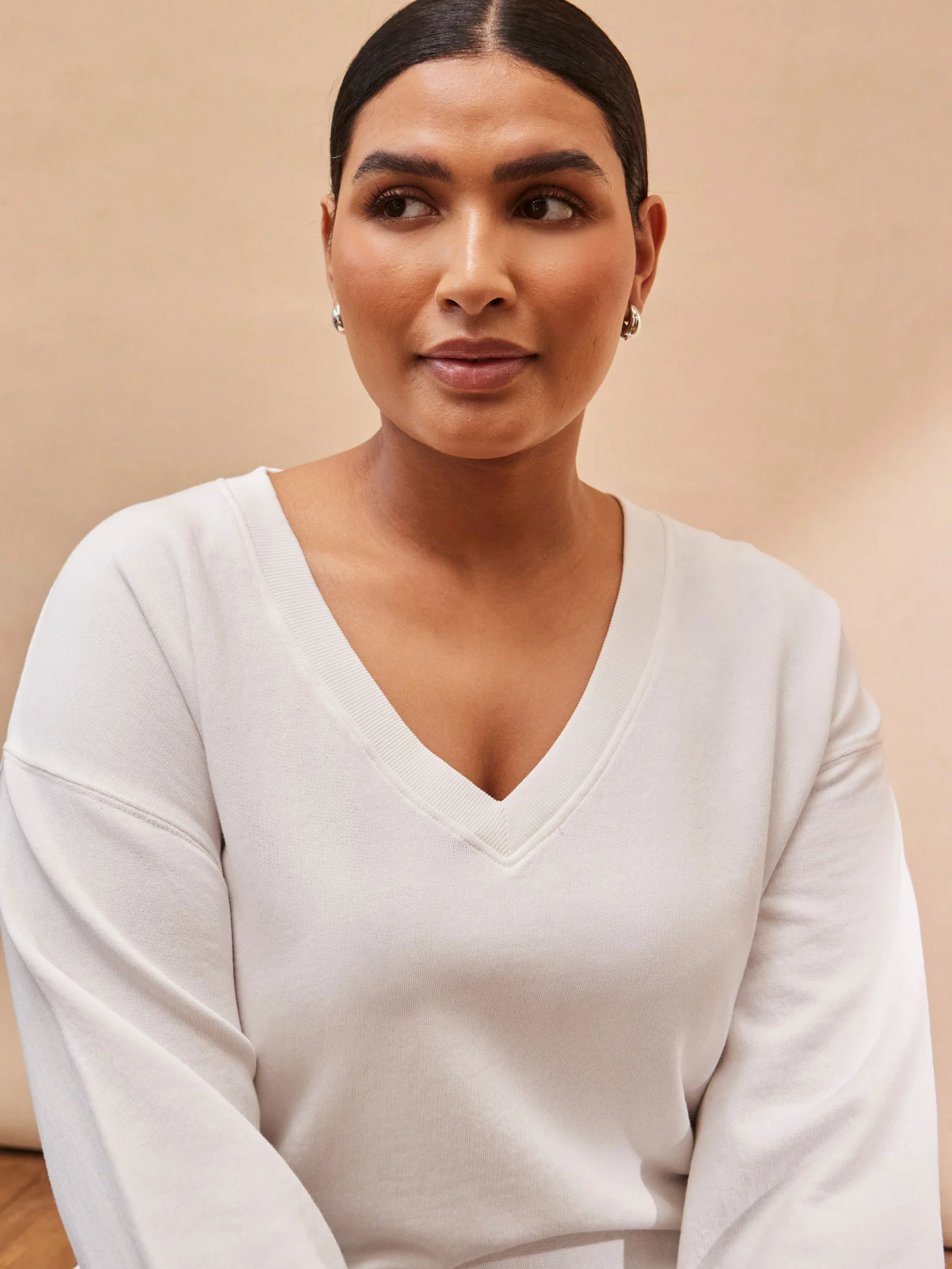 Cream V Neck Sweatshirt - Image 4