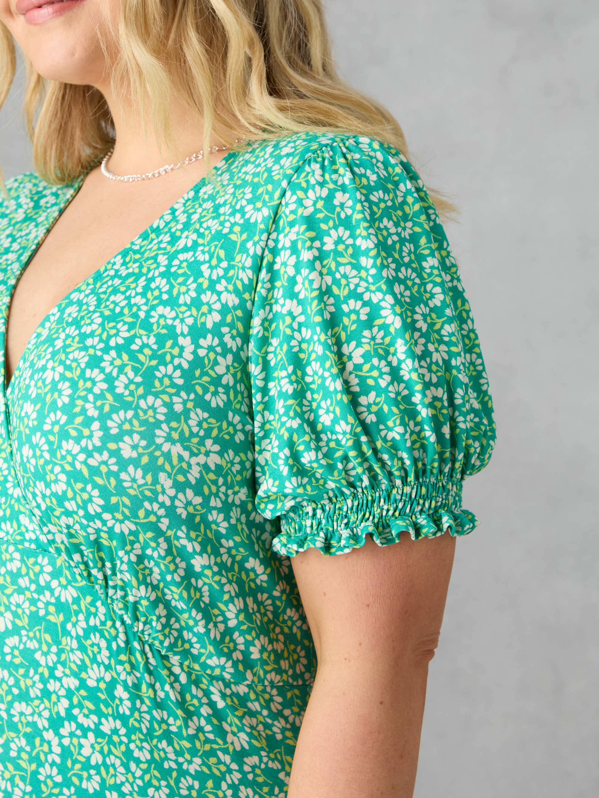 Green Ditsy Jersey Shirred Cuff Maxi Dress - Image 4