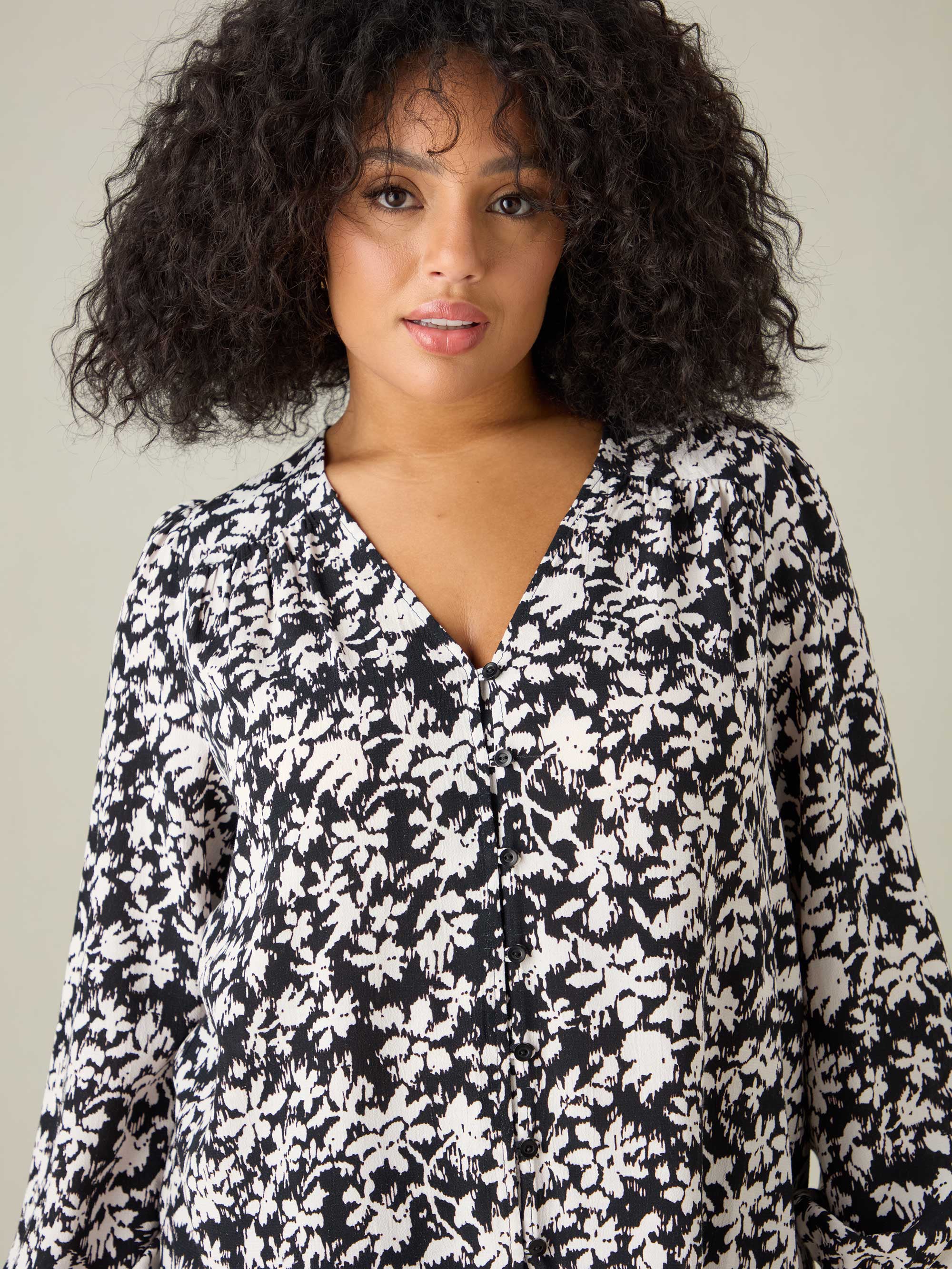 Mono Floral V-Neck Button Blouse - Image 3