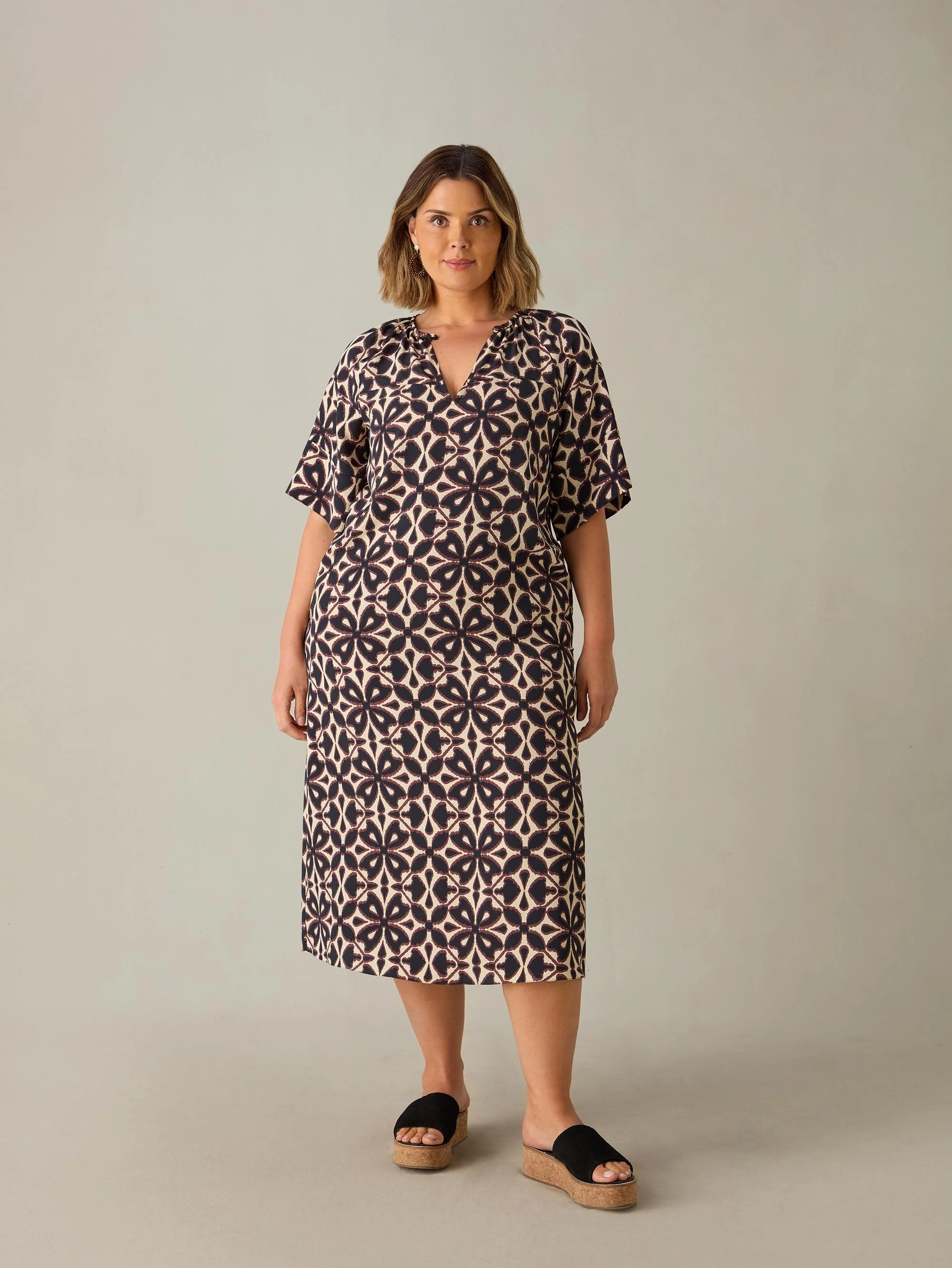 Mono Geo Raglan Sleeve Midi Dress - Image 4