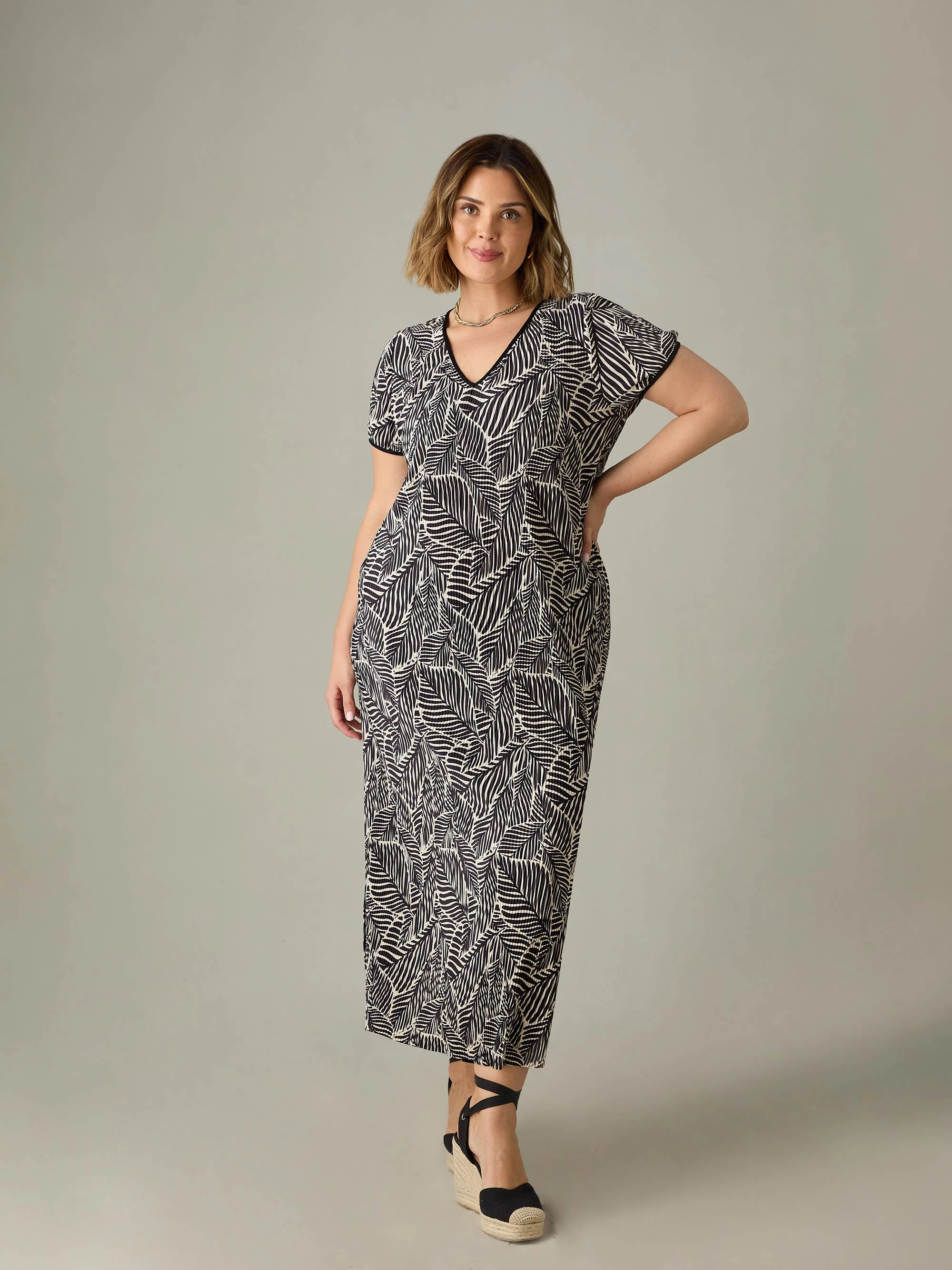Mono Leaf Print Plisse Maxi Dress - Image 3