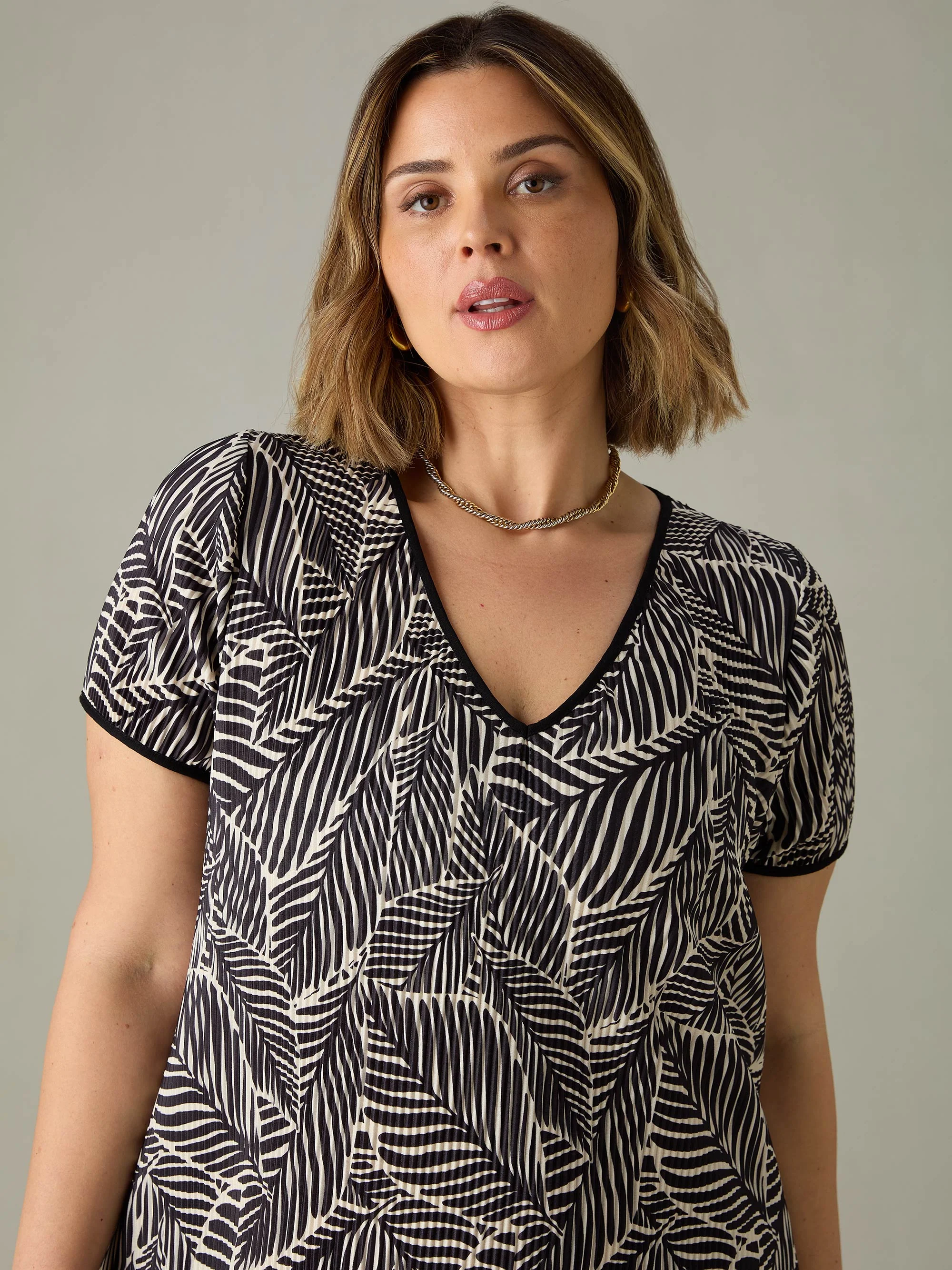 Mono Leaf Print Plisse Maxi Dress - Image 4