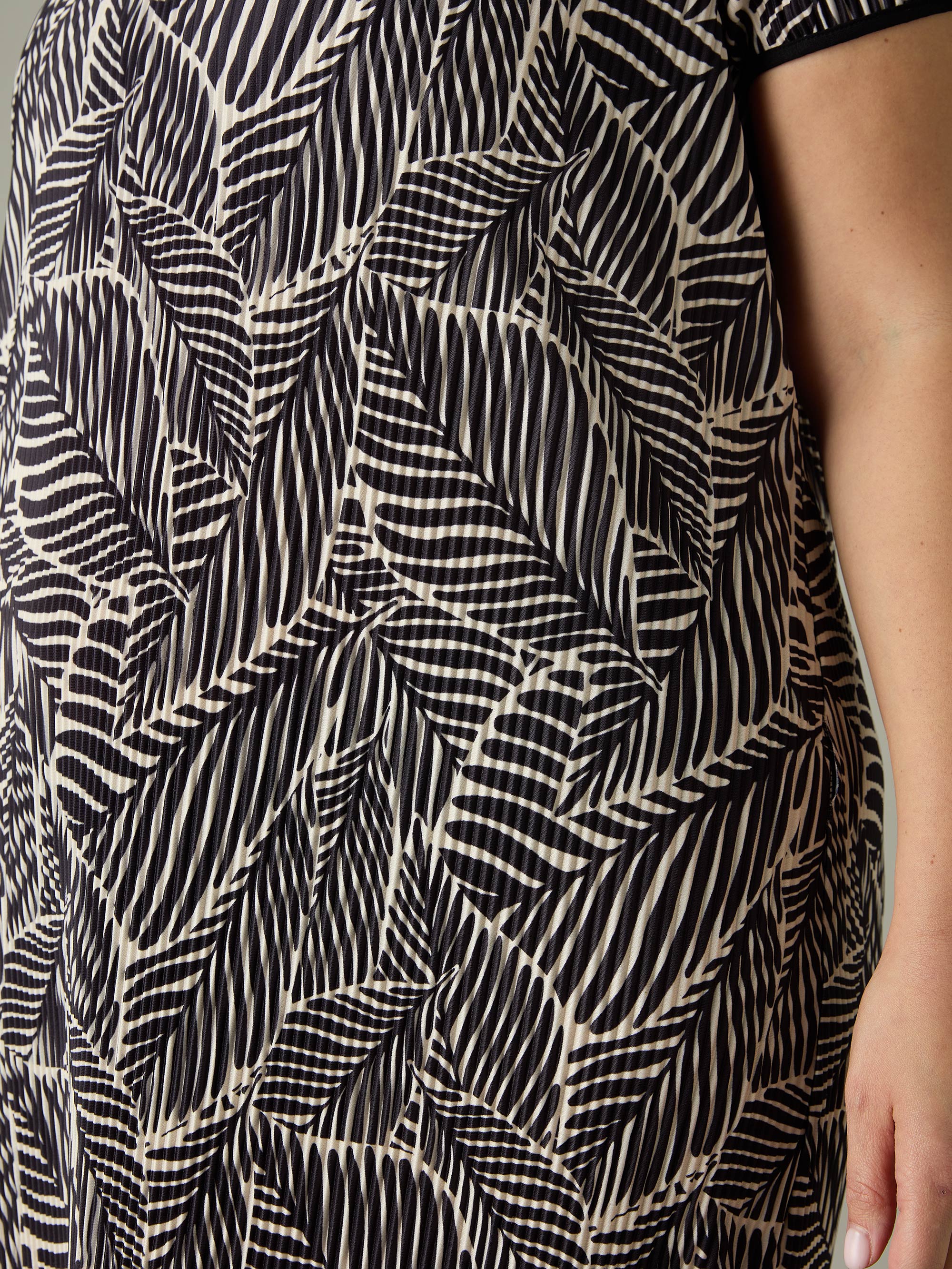Mono Leaf Print Plisse Maxi Dress - Image 5