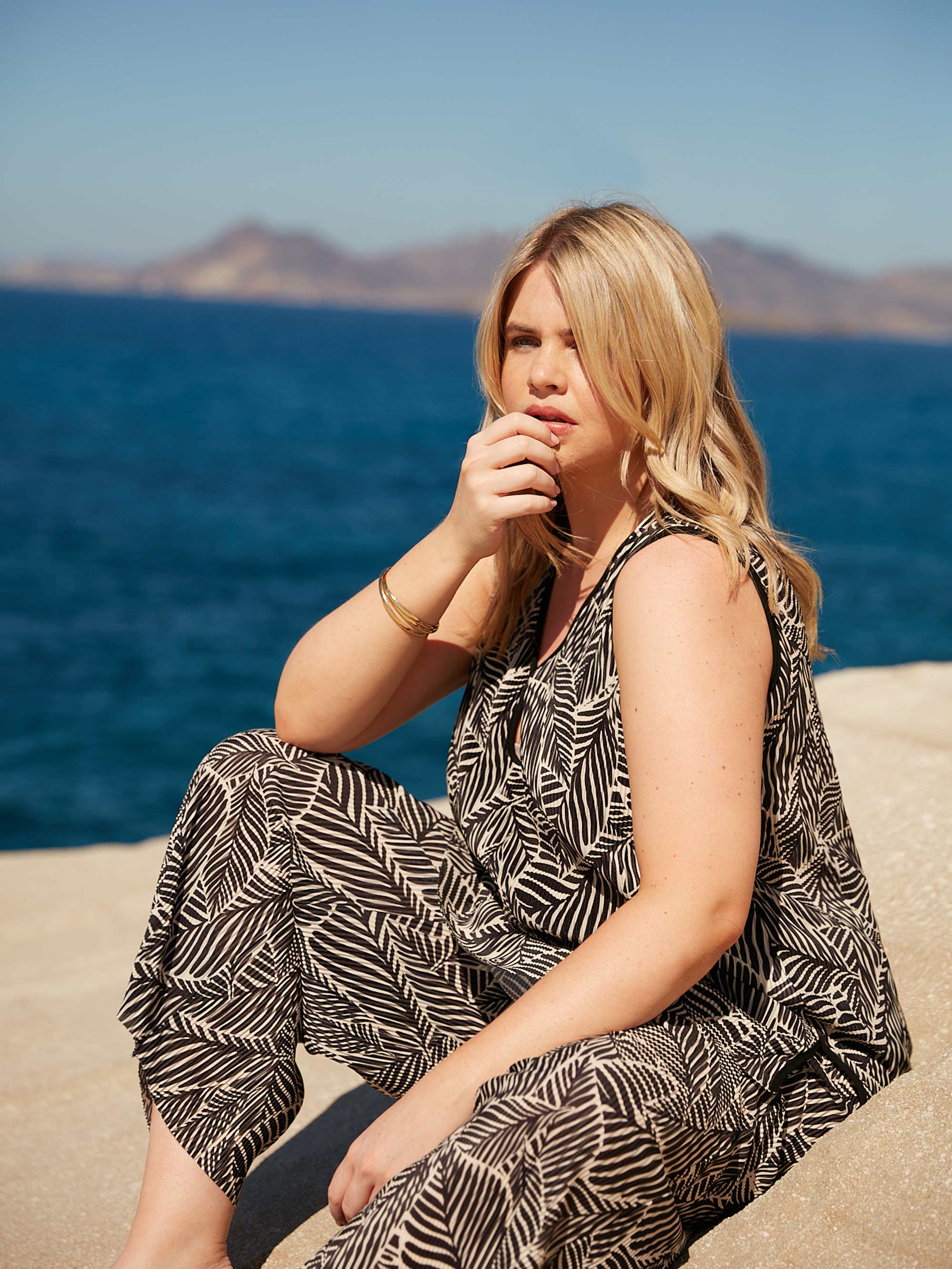 Mono Leaf Print Plisse Vest - Image 2