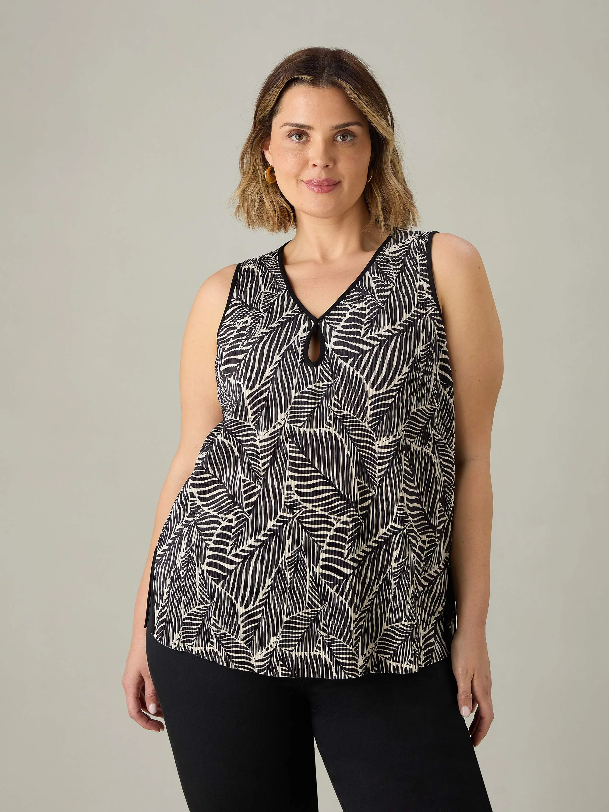 Mono Leaf Print Plisse Vest - Image 4