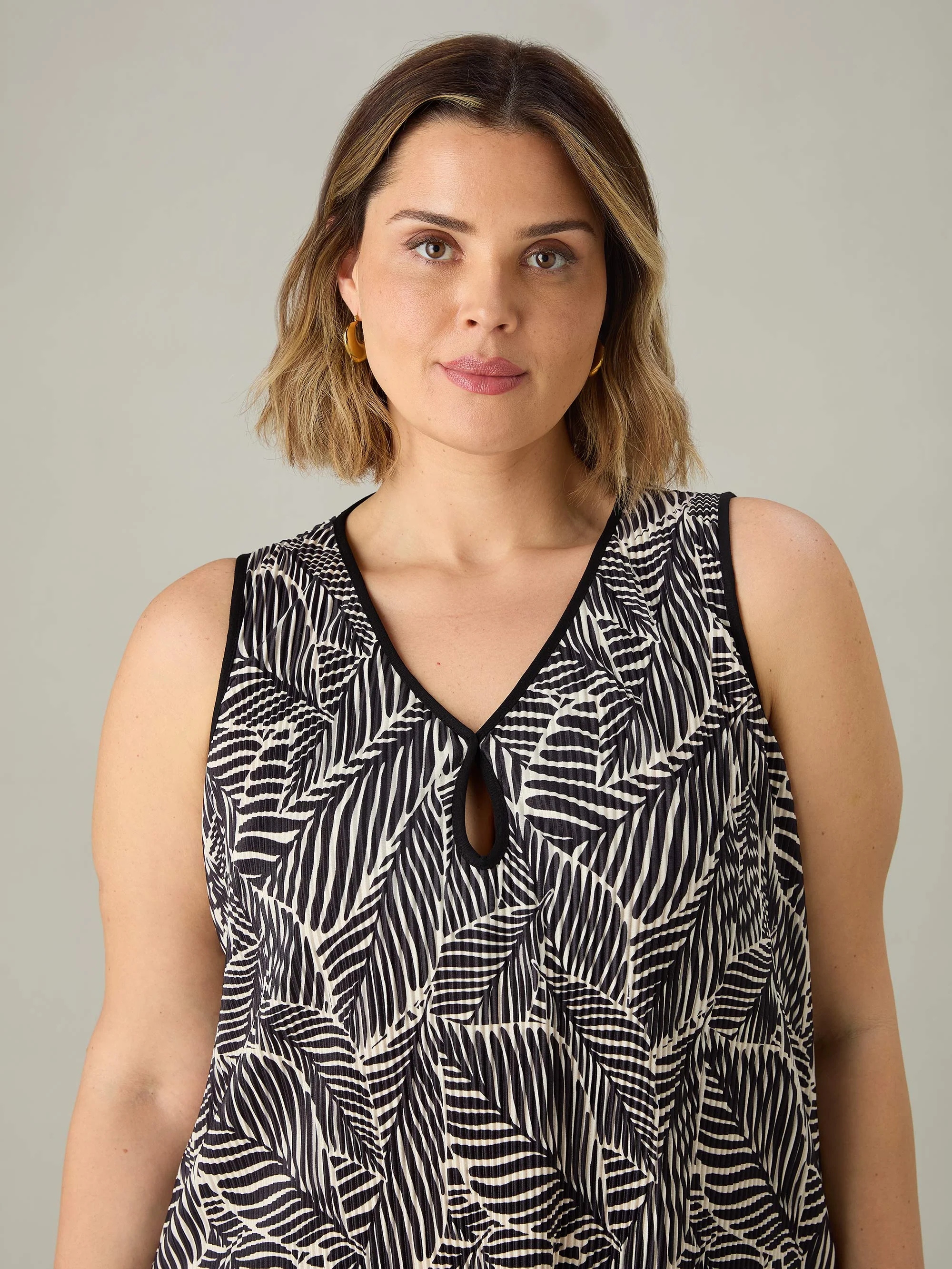 Mono Leaf Print Plisse Vest - Image 5
