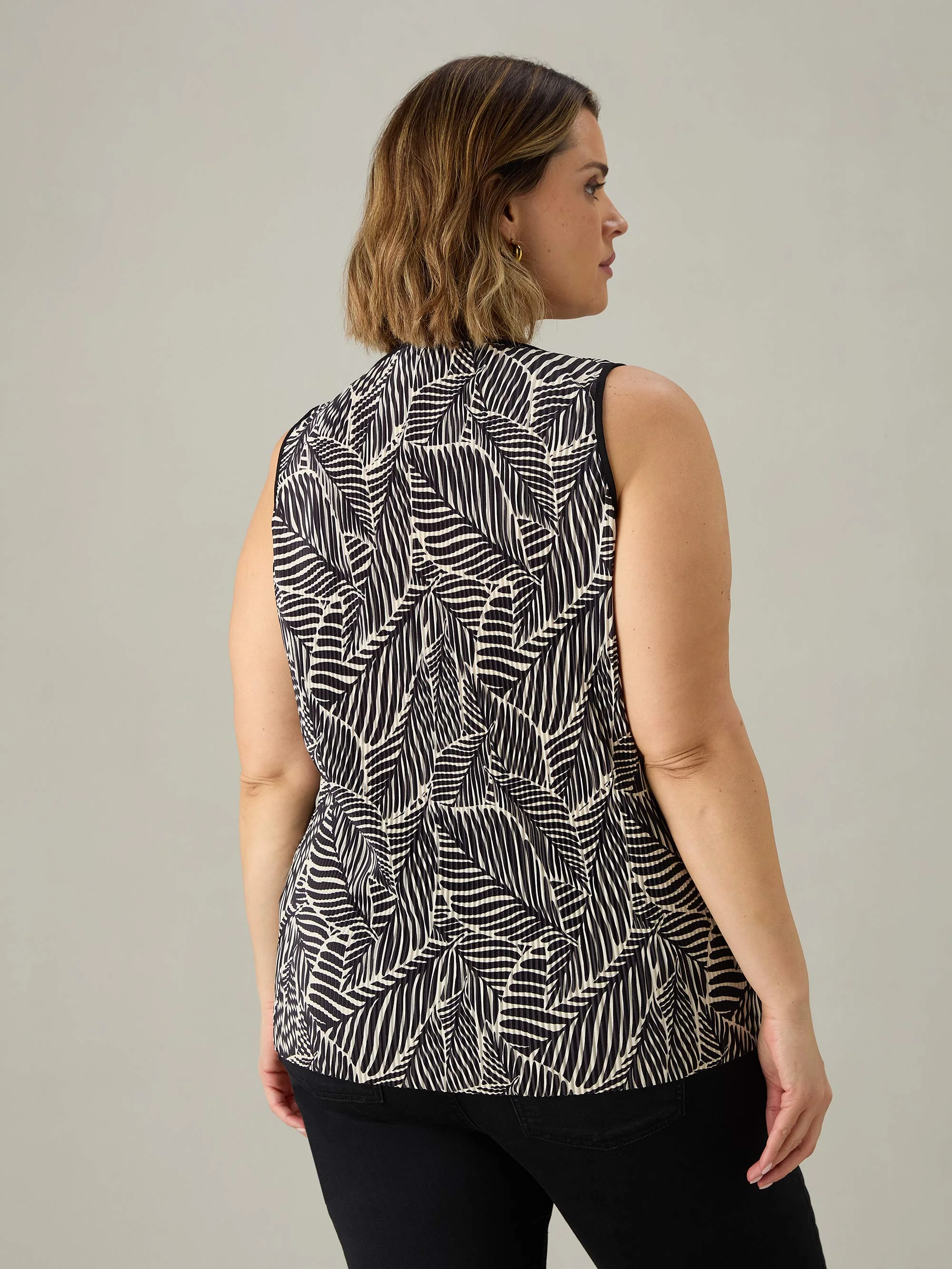 Mono Leaf Print Plisse Vest - Image 6