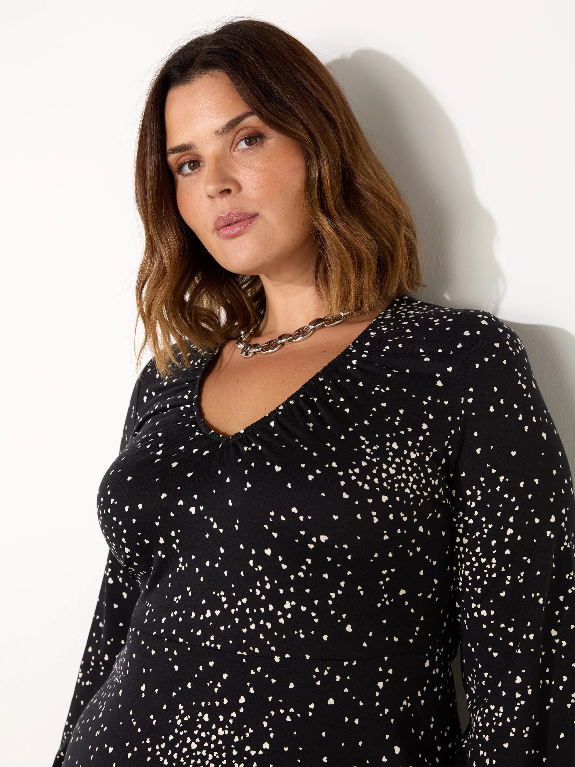 Petite Black Heart Print Gathered V-Neck Jersey Dress - Image 4