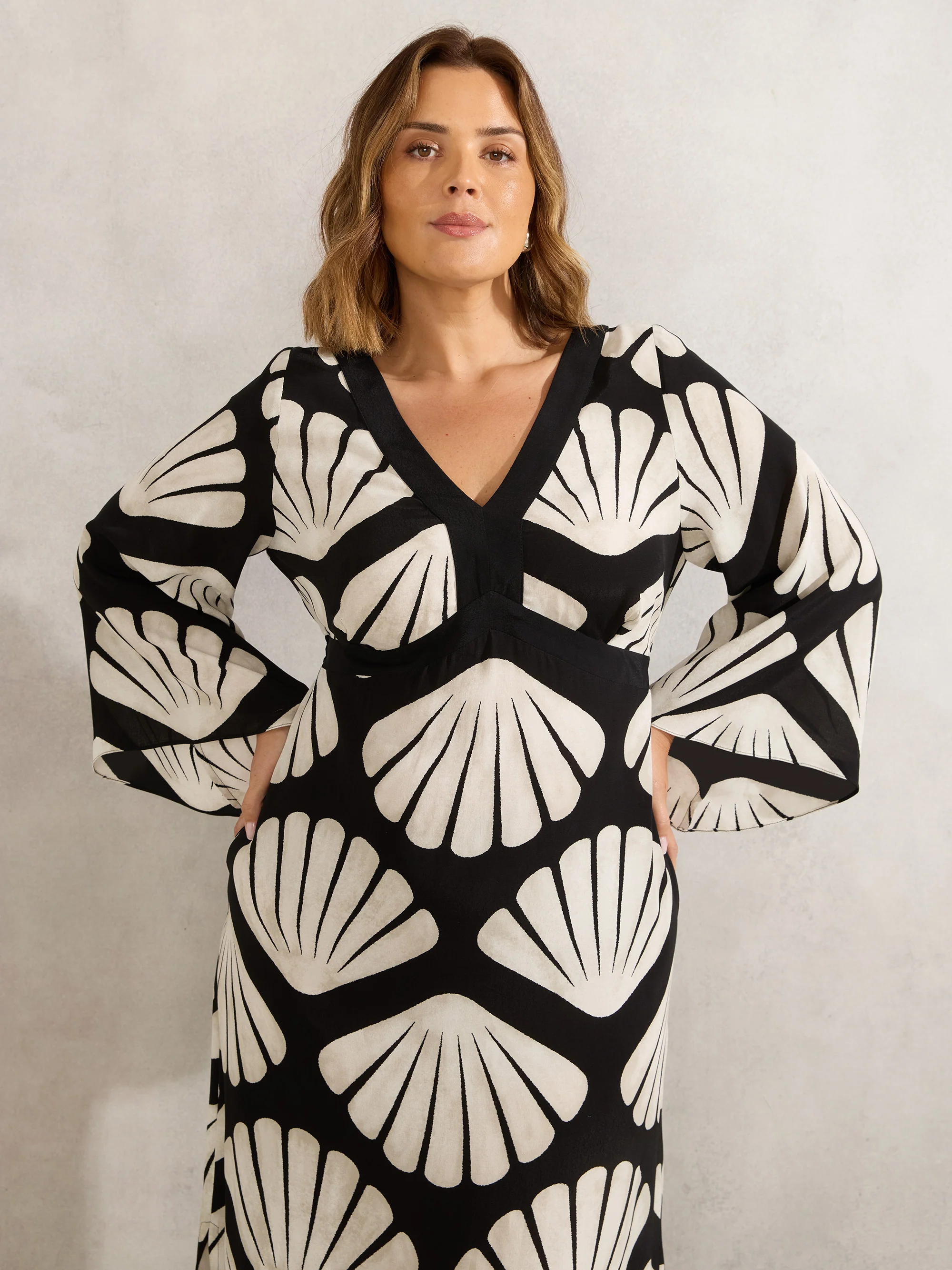 Petite Black Shell Print Flared Sleeve Midaxi Dress - Image 4