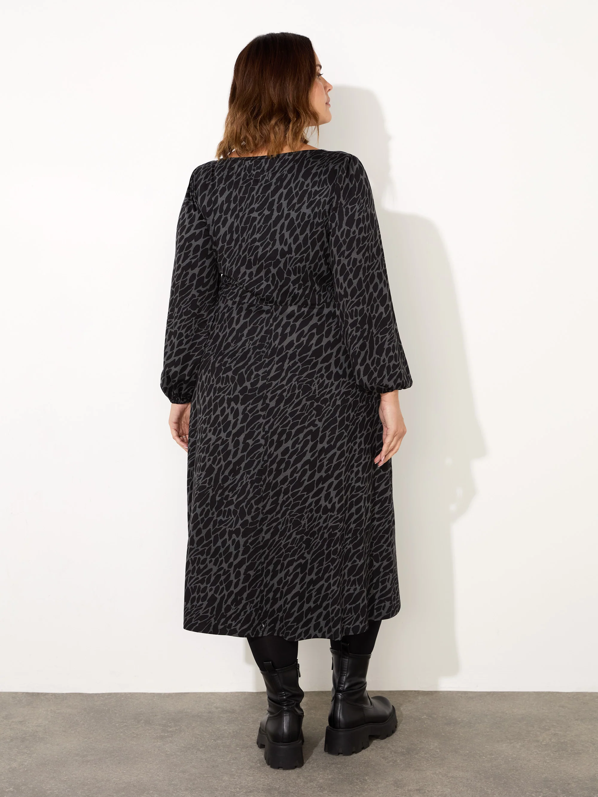 Petite Grey Snake Print Shift Dress - Image 4